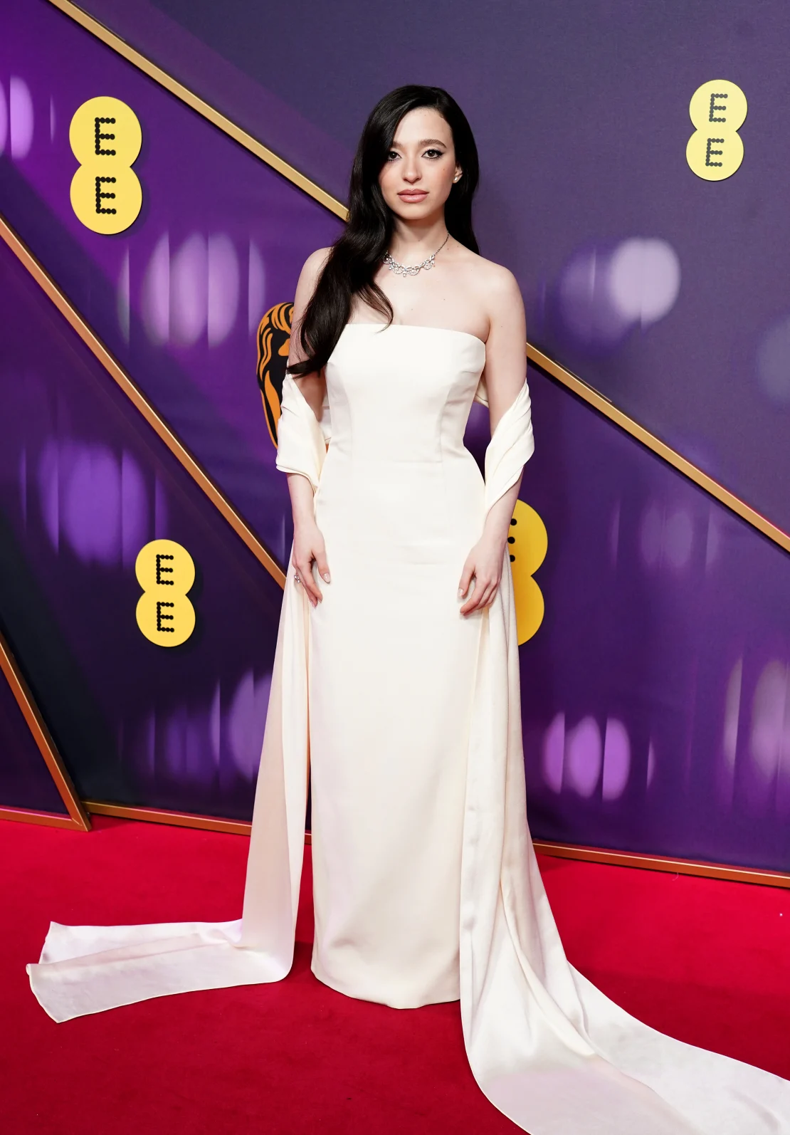 Mikey Madison, quien cautivó a los espectadores en "Anora", lució un vestido strapless y un chal hechos a medida por Prada. Ian West/PA Wire