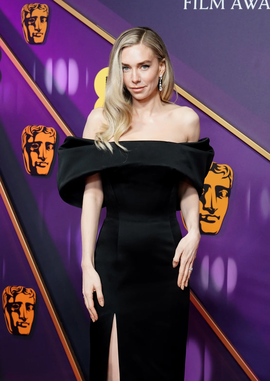 Vanessa Kirby lució un vestido con hombros descubiertos y una abertura alta en la pierna. Ian West/PA Wire