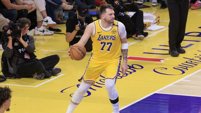 Doncic inicia su era en los Lakers con victoria y el respaldo de LeBron: 
