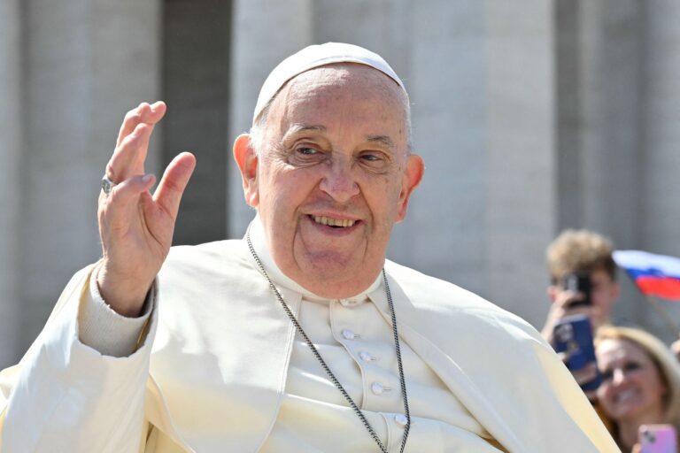 El papa Francisco sigue en estado crítico y muestra señales de una leve insuficiencia renal, dice el Vaticano