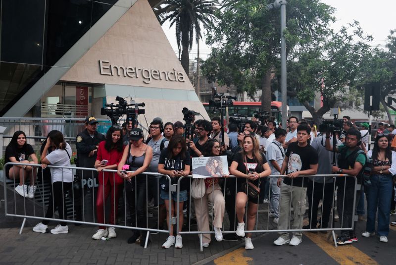 Un fan fotografiado sosteniendo un póster de Shakira en Lima, Perú, después de que la cantante fuera hospitalizada. Sebastian Castaneda/Reuters vía CNN Newsource