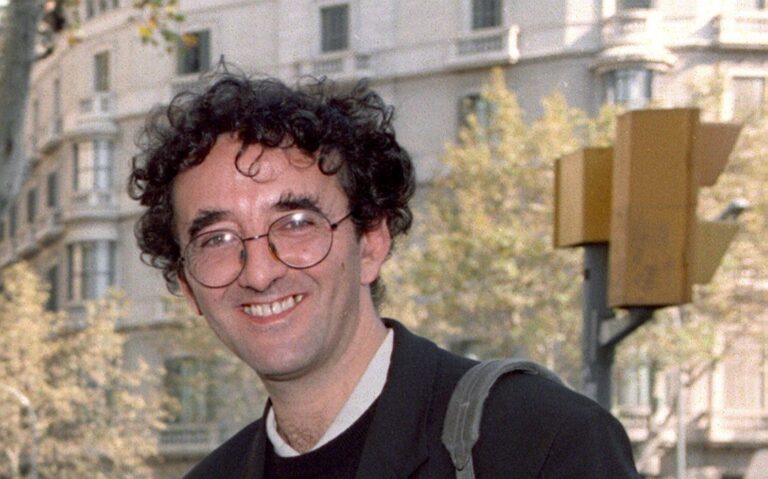Homenajean en España al escritor chileno Roberto Bolaño: Biblioteca llevará su nombre