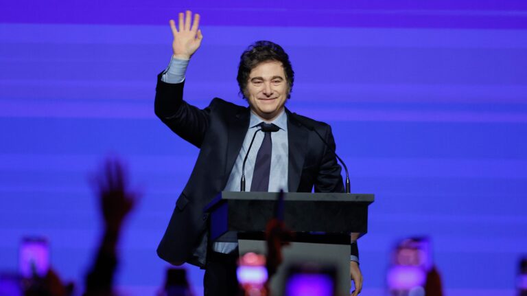 Javier Milei sale a defenderse para frenar crisis por criptomoneda y afirma que es falso que existan 44 mil afectados por su recomendación de $Libra: 