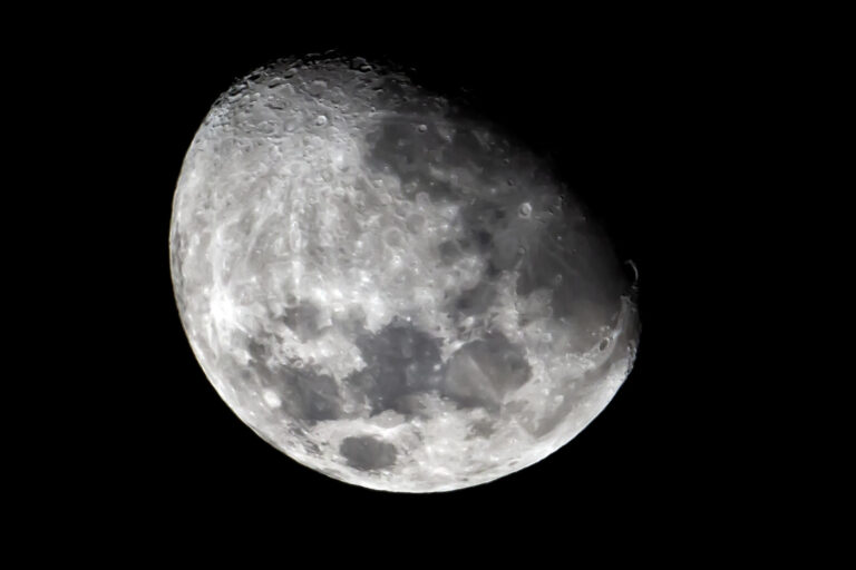 China planea enviar un robot volador para buscar agua en el lado oscuro de la Luna