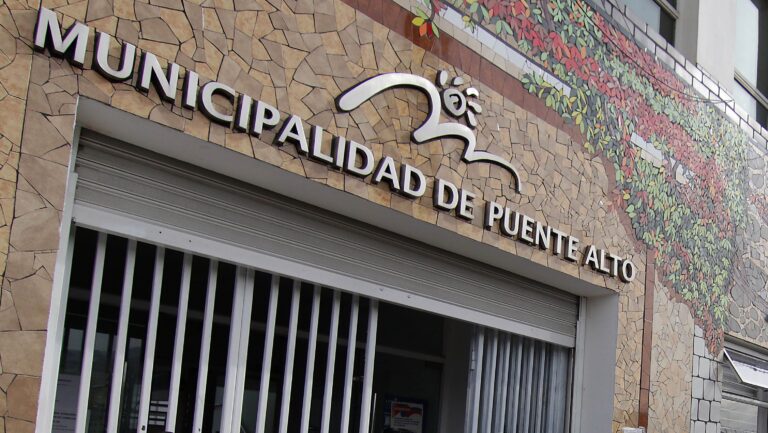 Millonarias transferencias y traspasos: Los antecedentes que complican a la exfuncionaria detenida por corrupción en Puente Alto