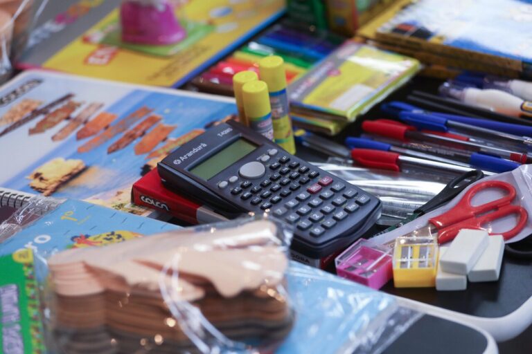 Sernac lanza cotizador para comparar precios de útiles, calzados y uniformes escolares: Revisa cómo usarlo