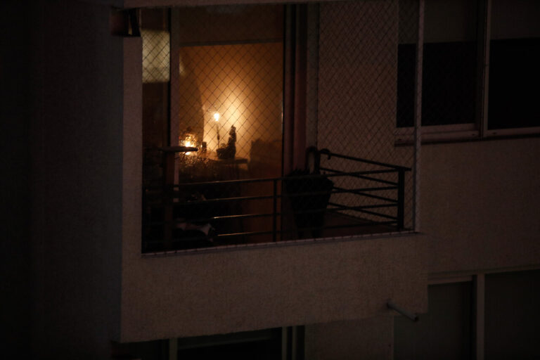 Chilquinta compensará a más de 80 mil hogares afectados por cortes de luz en agosto: Revisa los montos que se entregarán