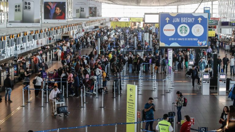 Más de 840 mil turistas extranjeros visitaron Chile en enero de 2025: Argentinos encabezan la lista