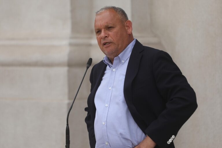 Desalojo toma en San Antonio: Gobernador Mundaca califica la situación como una 