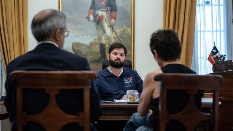 Toque de queda y medidas preventivas por incendios forestales ante alertas de temperaturas extremas en Chile