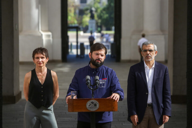 Gobierno declara estado de excepción de emergencia y toque de queda por riesgo de incendios forestales