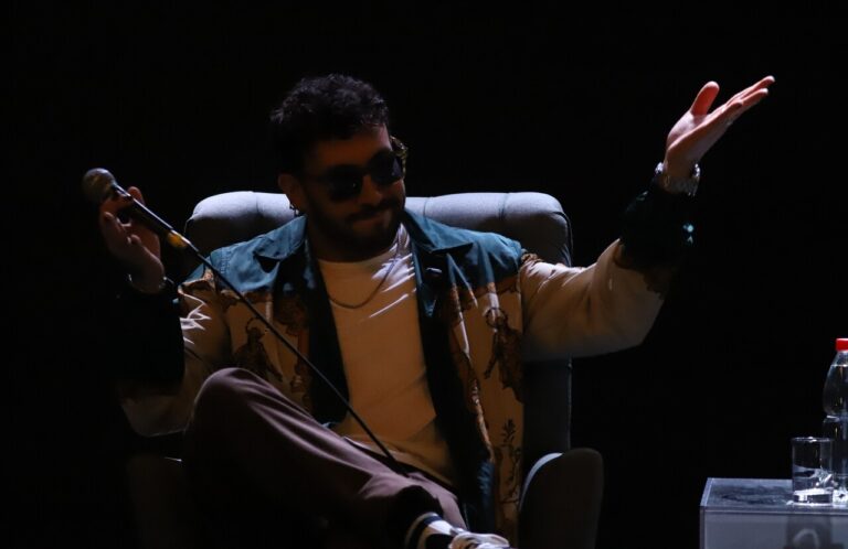 Corte de luz pilló en pleno punto de prensa a Edo Caroe: Humorista no perdió la oportunidad para hacer reír