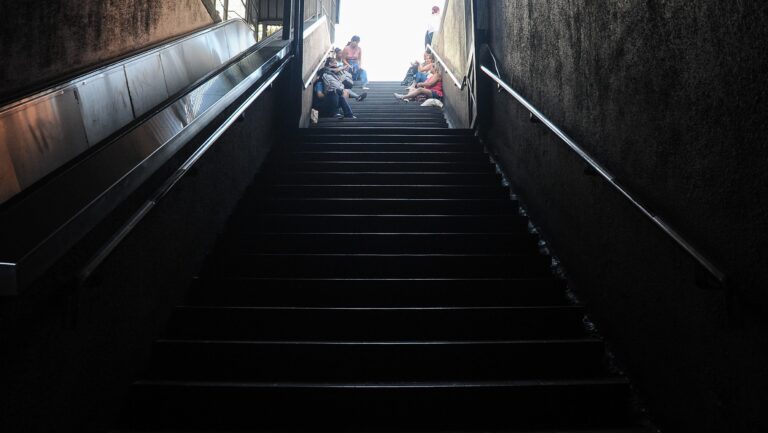 ¿Cómo obtener un salvoconducto para el toque de queda?