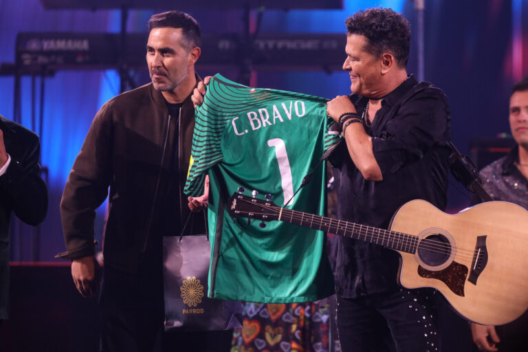 El Capitán sube a la Quinta Vergara: Claudio Bravo sorprende en Viña 2025 y le regala su camiseta a Carlos Vives