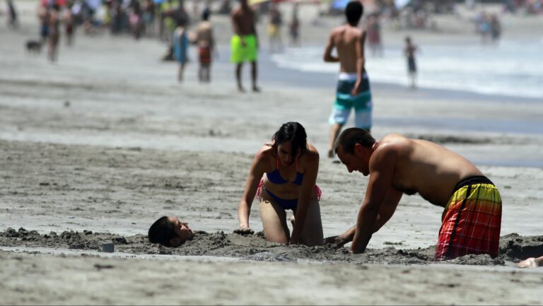Accidente en Cartagena: Niño quedó atrapado en la arena y fue rescatado con retroexcavadora