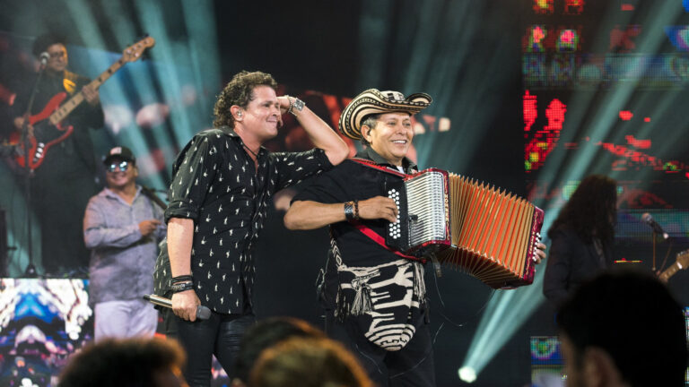 Carlos Vives realiza emotivo homenaje a su difunto acordionista Egidio Cuadrado junto a Bacilos en Viña