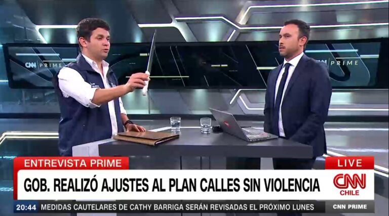 Alcalde de Independencia lleva cuchillo carnicero a entrevista en vivo y emplaza al gobierno a brindar más herramientas de seguridad a fiscalizadores