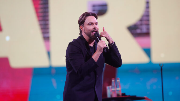 George Harris no puede contra las pifias y se enfrenta al público: 