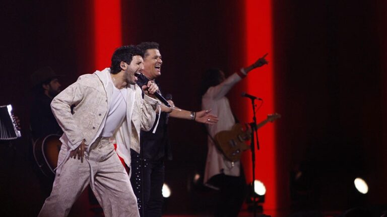 ¿Gracias al apagón? Carlos Vives invita al escenario a Sebastián Yatra para cantar 