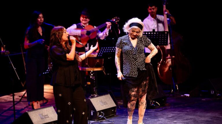 Mon Laferte y Javiera Parra compartieron escenario en la Feria Internacional de la Música en charla sobre Violeta Parra