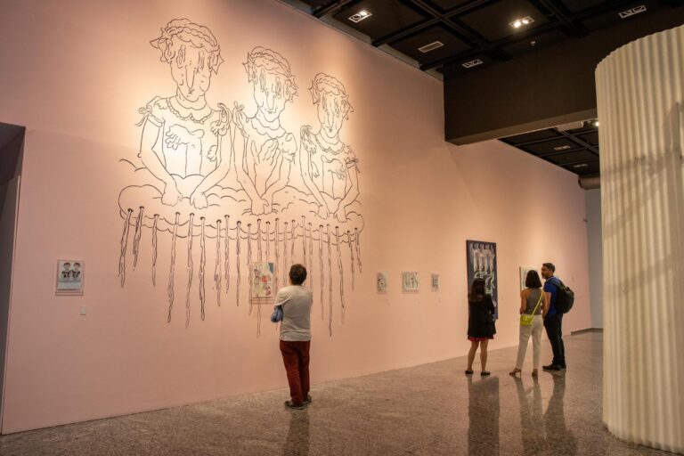 Con entrada gratuita: Sala de Arte CCU presenta dos exposiciones sobre el mundo actual y el medio ambiente