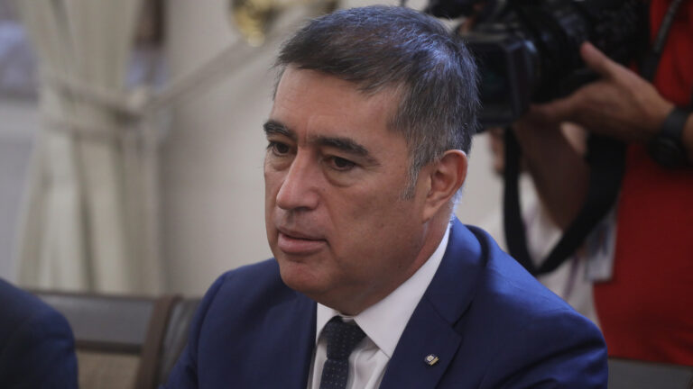 Mario Desbordes responde a críticas por pintar murales en el centro: 