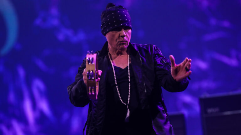 Solo 8 canciones y recibiendo una Gaviota de mala gana: Así fue el show de The Cult en Viña