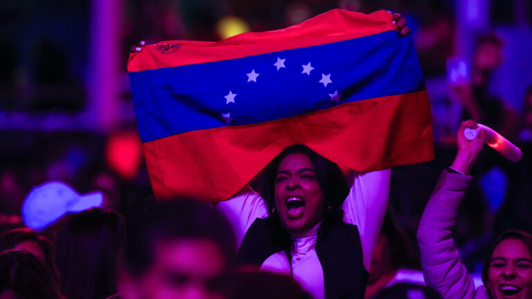 ¿Lo da vuelta? La sorpresiva ovación que el humorista venezolano George Harris recibió en la apertura del Festival de Viña