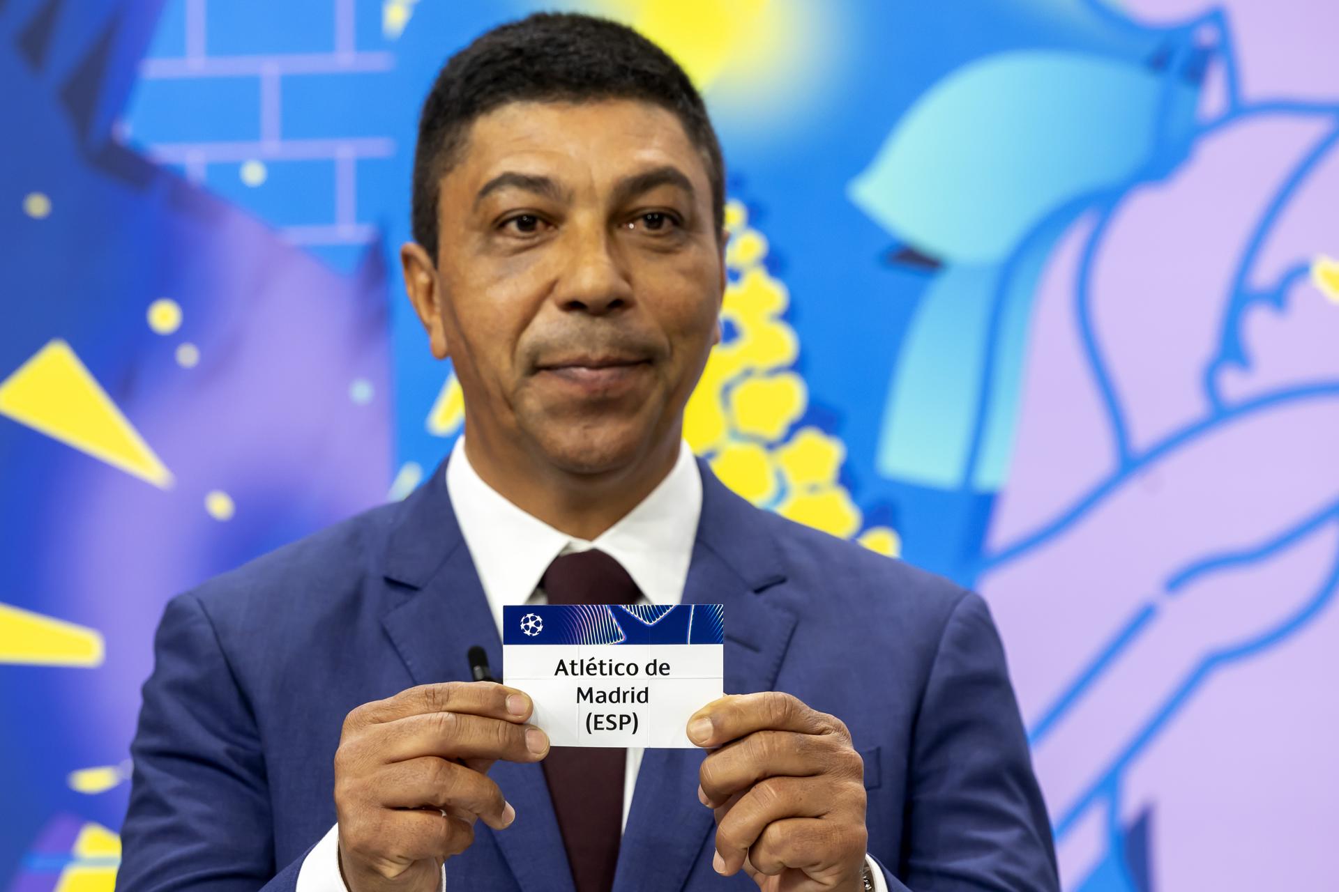  El exdelantero del Bayern Múnich Giovane Elber muestra el billete del Atlético de Madrid durante los sorteos de octavos de final, cuartos de final y semifinales de la UEFA Champions League, en la sede de la UEFA en Nyon, Suiza, el 21 de febrero de 2025. (Liga de Campeones, Suiza) EFE/EPA/SALVATORE DI NOLFI
