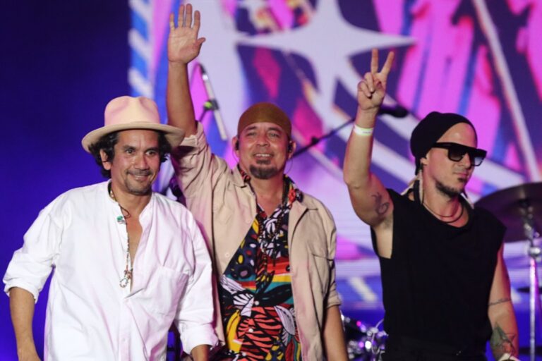 Agobiado por las deudas y con Paulina Rubio como apoyo: así nació la letra de 