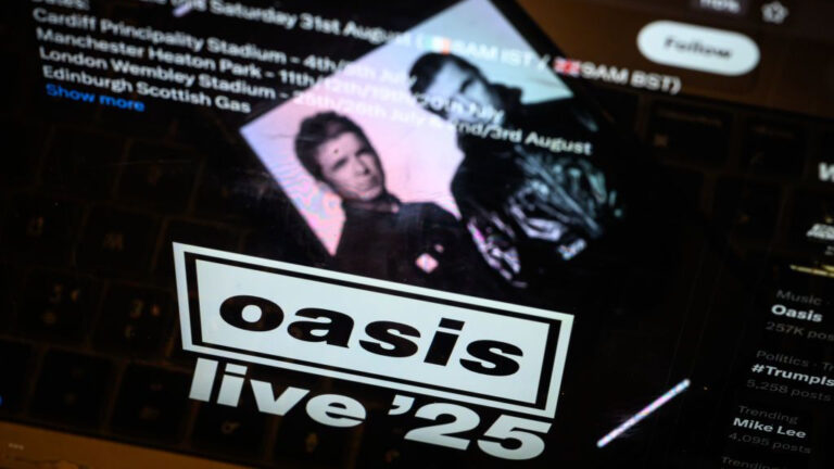 Ticketmaster revoca miles de entradas a Oasis dejando a fans furiosos: Sería culpa de un bot