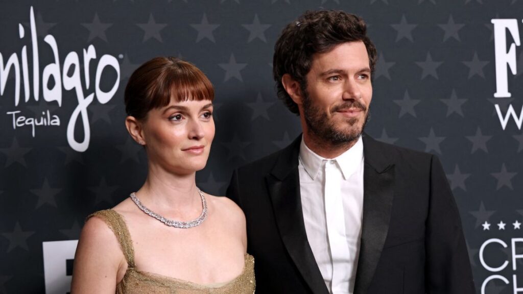 Leighton Meester y Adam Brody en los Critics Choice Awards 2025. Michael Tran/AFP/Getty Images vía CNN Newsource