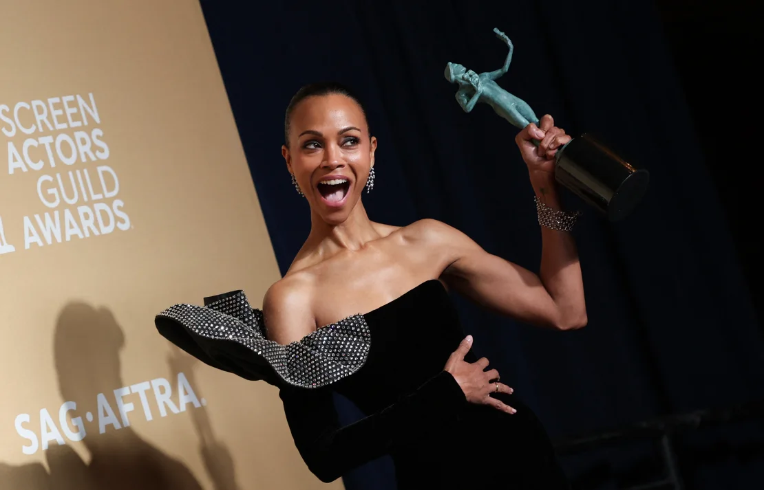 La actriz estadounidense Zoe Saldana posa con el premio a la mejor interpretación femenina en un papel de reparto por "Emilia Pérez". VALERIE MACON/AFP/AFP via Getty Images