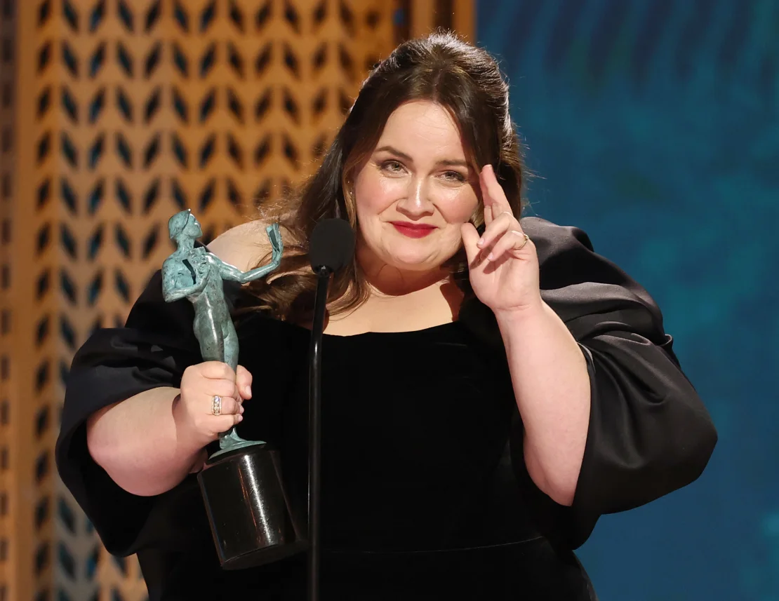 Jessica Gunning acepta el premio a la mejor interpretación femenina en una película para televisión o miniserie por "Baby Reindeer". Matt Winkelmeyer/Getty Images North America/Getty Images