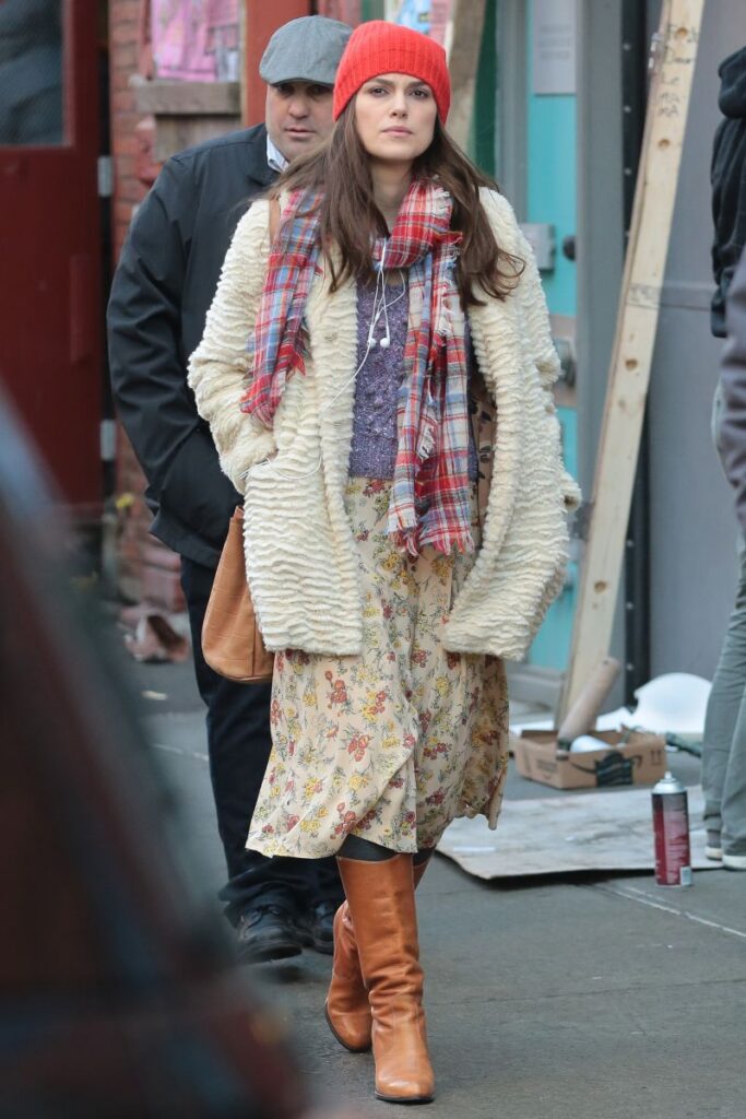 La actriz Keira Knightley, fotografiada en el set de rodaje de "Collateral Beauty", encarna la estética "Frazzled Englishwoman"... Ignat/Bauer-Griffin/GC Images/Getty Images |vía CNN Newsource