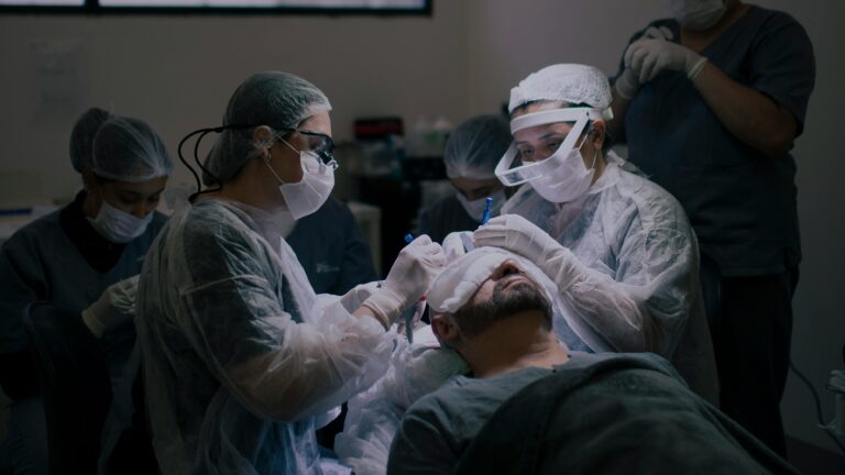 Hombre murió tras someterse a trasplante capilar en Brasil: Sufrió paro cardíaco durante el procedimiento