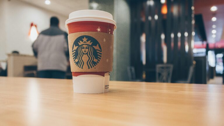 Starbucks despedirá a mil trabajadores y reducirá su menú para abaratar costos debido a la caída de ventas