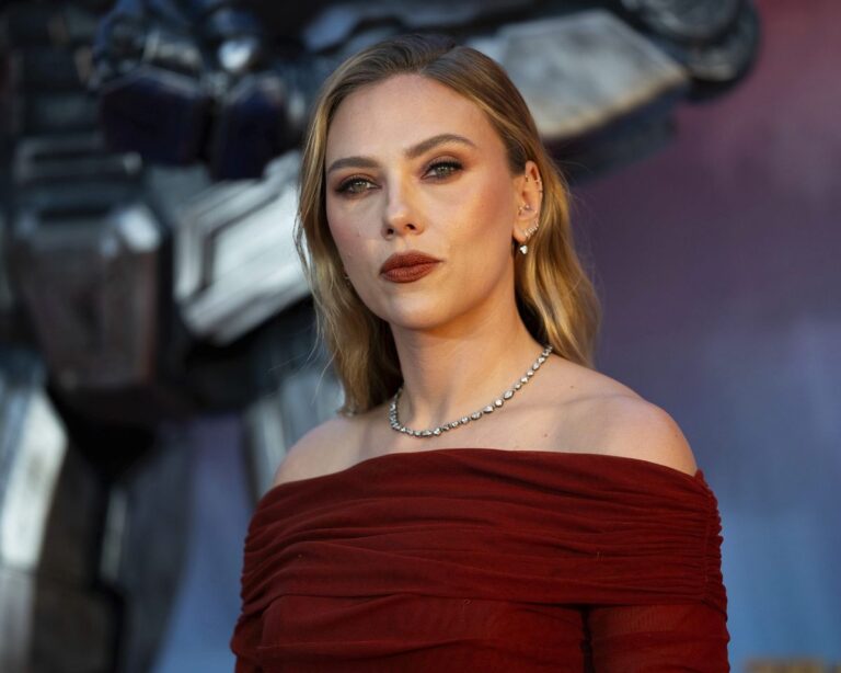 Scarlett Johansson pide que se regule la IA tras viralización de video falso de celebridades contra Kanye West