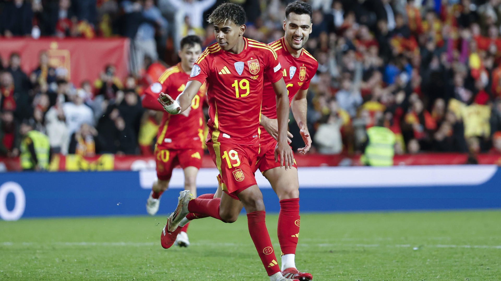 El delantero de la selección española Lamine Yamal (i) celebra tras marcar el tercer gol ante Países Bajos, durante el partido de vuelta de los cuartos de final de la Liga de Naciones que las selecciones de España y Países Bajos disputan este domingo en el estadio de Mestalla, en Valencia. EFE/Ana Escolar