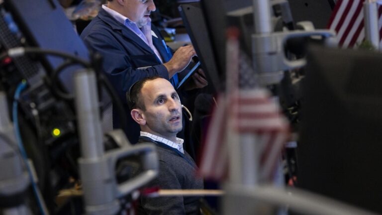 Dow Jones cae 650 puntos ante los aranceles de Trump a Canadá, México y China