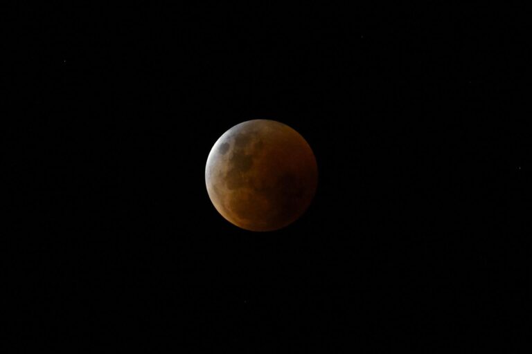 Eclipse lunar: ¿Por qué vemos la Luna roja?