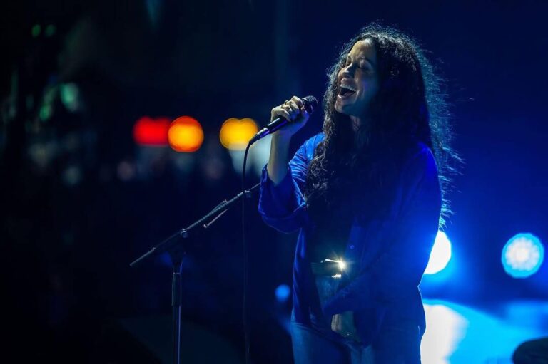 Una noche con Alanis Morissette en Lollapalooza Chile: El poder de la música que trasciende el tiempo