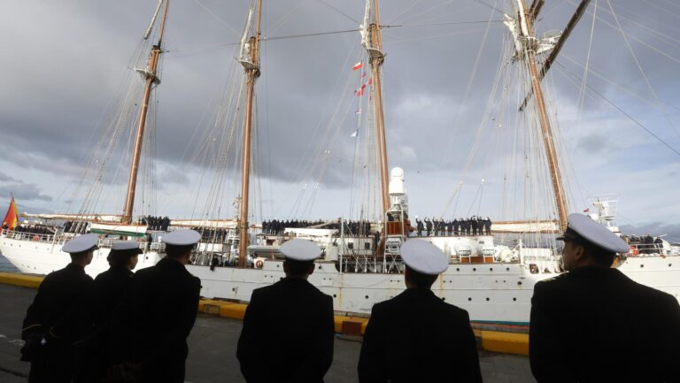 Así fue la despedida del buque español con la princesa Leonor rumbo a Valparaíso