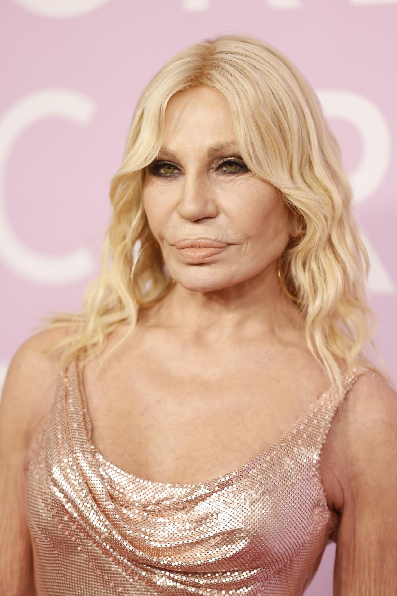 WEST HOLLYWOOD (Estados Unidos), 13/03/2025.- (ARCHIVO) - La diseñadora de moda y empresaria italiana Donatella Versace asiste a los Green Carpet Fashion Awards en West Hollywood, California, EE. UU., el 6 de marzo de 2024 (reeditado el 13 de marzo de 2025). Donatella Versace, de 69 años, renunció como directora creativa de la casa de moda italiana Versace, según un comunicado. (Moda, Italia) EFE/EPA/CAROLINE BREHMAN