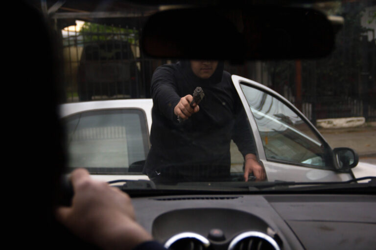 Revelan que alta ejecutiva financiera de Morgan Stanley fue víctima de violento portonazo en Vitacura