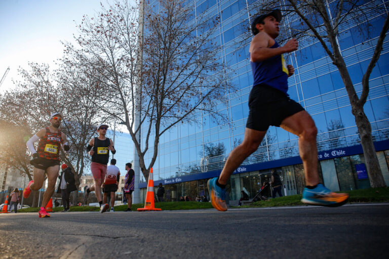 Experto entrega recomendaciones: ¿Cómo prepararse para la Maratón de Santiago?