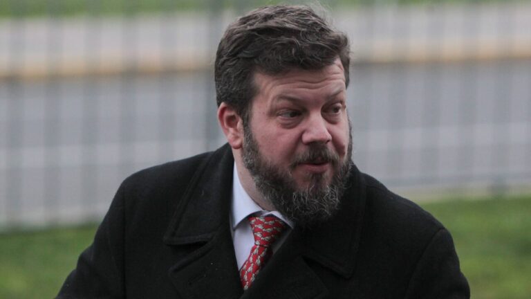 Cadem: 20% del electorado busca algo 