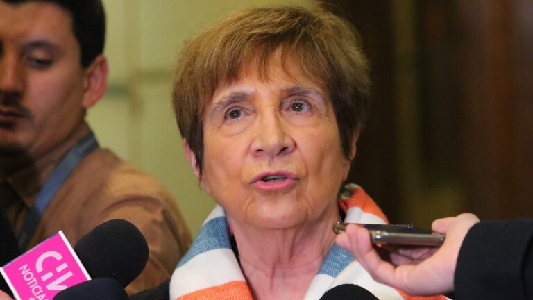 Diputada Hertz (PC) viajó a España el mismo día en que la Cámara registró inicialmente su ausencia como licencia médica: Corporación revisará si existe un error