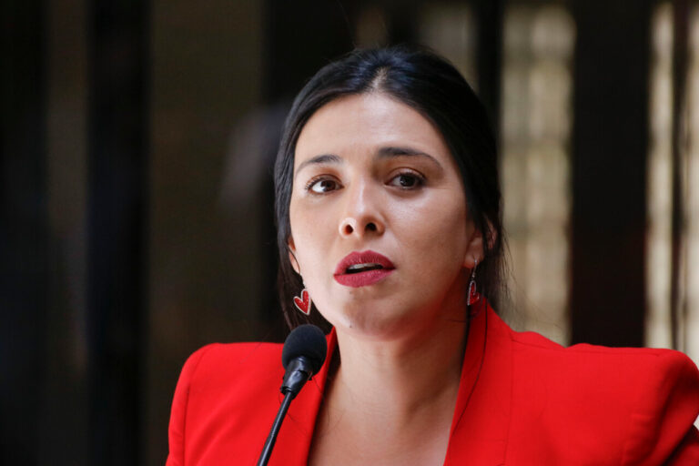 Se complica Karol Cariola: Revelan que el pago del arriendo de su departamento lo hizo a 