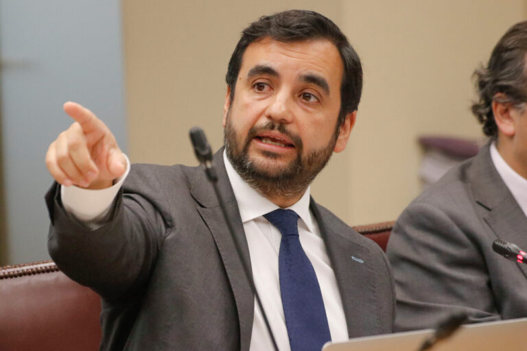 Ministro Gajardo denuncia presencia de 